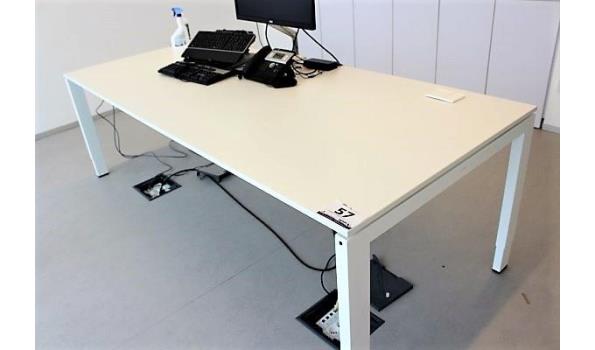 design in hoogte verstelb schrijftafel, afm plm 240x100cm, staande op de 1ste verdiep